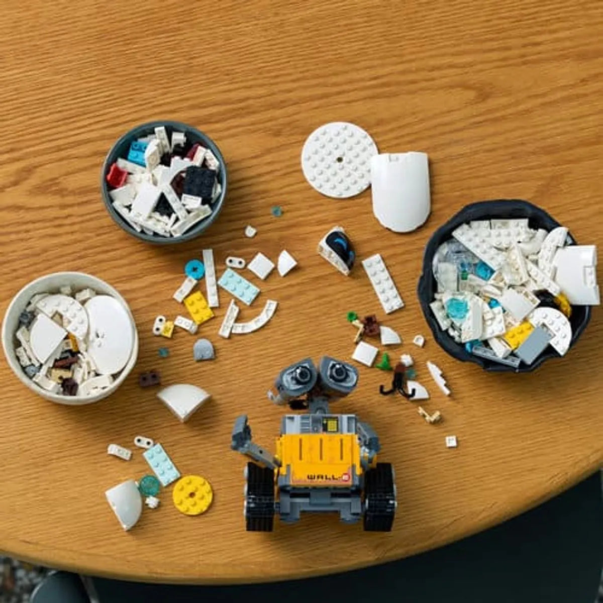 LEGO Disney Pixar WALL-E y EVE – Set para Adultos de 811 Piezas