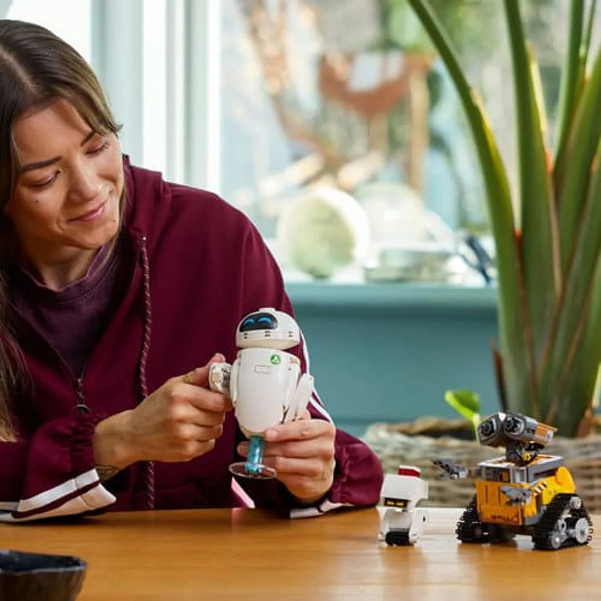 LEGO Disney Pixar WALL-E y EVE – Set para Adultos de 811 Piezas